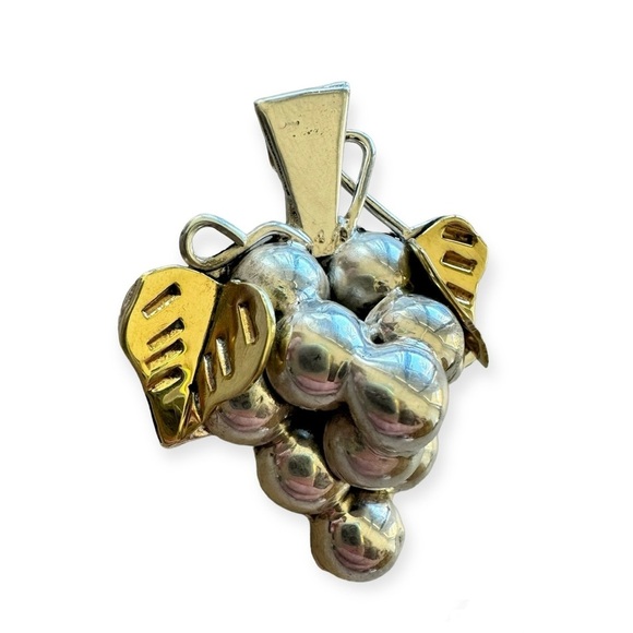 Jewelry - VINTAGE  Grape Wine Lovers Vineyard Sterling Silver Pin Brooch Pendant